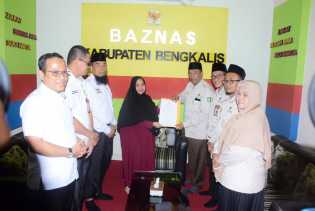 Bupati Bengkalis Kasmarni Serahkan Zakat Harta Pribadi ke Baznas