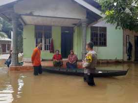 Di Lokasi Banjir, Bhabinkamtibmas Polsek Siak Hulu Beri Edukasi Pemilu ke Warga
