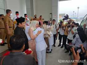 Tangis Haru Keluarga Sambut Kedatangan Dua Utusan Paskibra Nasional Asal Riau