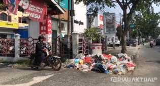 Tumpukan Sampah Menjamur di Pekanbaru, DLHK: Diduga Ada Masalah Internal di PT EPP