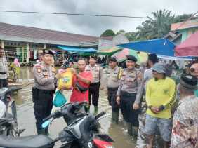 Samapta Polres Inhu Patroli, Silahtuhrahmi dan Salurkan Bantuan di 2 Lokasi Banjir