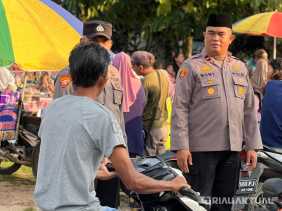 Gunakan Kopiah Hitam, Kapolsek TPTM Ikut War Takjil dan Amankan Pasar Ramadan di Rohil