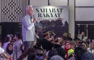 Ganjar Cerita Baju Kampanye Garis Hitam Putih Didesain Jokowi