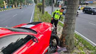 Mobil Sport Ford Mustang Tabrak Pohon di Pekanbaru, Pengemudi Luka