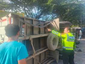 Pickup Tabrak Truk Box di Pekanbaru, Dua Orang Dilarikan ke Rumah Sakit
