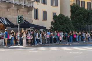 Alasan Psikologis Kenapa Orang Rela Antre Demi Makanan Viral