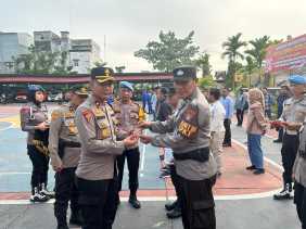 Wakapolres Inhil Bagikan Buku Saku Netralitas Polri pada Pilkada Serentak