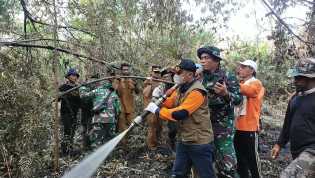 Bersama Masyarakat, Bagus Santoso Turut Berjibaku Padamkan Kebakaran Hutan dan Lahan di Bengkalis