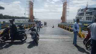 Dishub Bengkalis Lakukan Perbaikan Lantai Dermaga Penyeberangan Roro Bengkalis Yang Keropos
