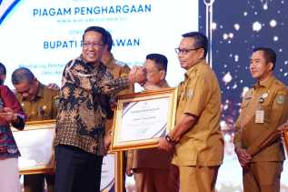 Pembentukan Posbankum Capai 100 Persen, Pemkab Pelalawan Diganjar Penghargaan dari Kemenkum RI