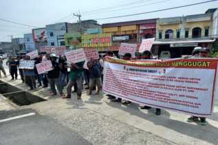 Puluhan Warga Datangi Kejari Inhu, Tuding PT SWP Dibekingi 'Oknum Kuat'