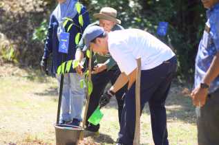 Peningkatan Kualitas Ekosistem Hijau, Bandara SSK II Tanam 2.000 Pohon di Tahura Minas