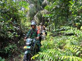 Terobos Hutan Belantara TNI-Polri Sampaikan Pesan Pilkada Damai ke Pelosok Desa