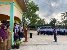 Cegah Narkoba dan Kenakalan Remaja, Bhabinkamtibmas Polsek Rimba Melintang Jadi Irup di SMPN 2