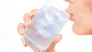 Ketahui 5 Manfaat Minum Air Dingin dan Risikonya