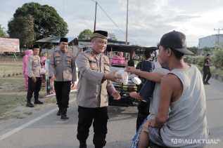 Kapolres Rohil Bagikan Takjil di Depan Polsek Tanah Putih Tanjung Melawan bersama Bhayangkari