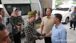 Tengku Azwendi Sambut Penjabat Walikota Baru di Bandara SSK II