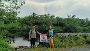 Polsek Bangko Pusako Pasang Spanduk Imbauan Waspada Buaya di Sungai Bangko