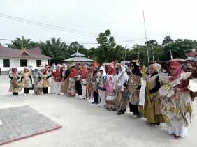Kreatif! Guru TK di Kuansing Pamer Busana Daur Ulang Bernuansa Merah Putih