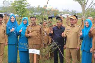 Wako Pekanbaru Gerakkan Penanaman 15.000 Pohon di Hari Pertama Kerja