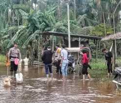 Di Tengah Genangan Air, Kasium Polsek Tembilahan Hulu Sampaikan Pesan Pemilu Damai