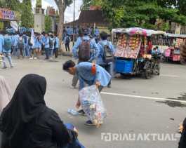 Mahasiswa Universitas Riau Tetap Pastikan Sampah tak Berserakan Selama Aksi Berlangsung