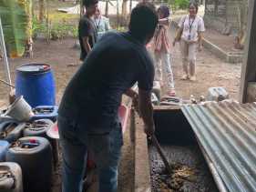 Inovasi Mahasiswa Kukerta UR: Pembuatan Pupuk Organik di Desa Muktisari untuk Kesejahteraan