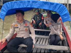 Arungi Sungai dan Lewati Gang Sempit, Iptu Edi Syahputra Bawa Pesan Pilkada Damai 2024