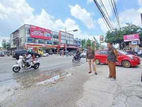PUPR Pekanbaru Segera Perbaiki Bahu Jalan Rusak di Persimpangan Tuanku Tambusai - Paus