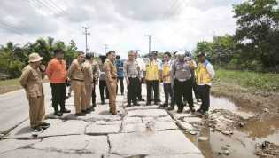Pastikan Jalur Mudik Aman, Dirlantas Polda Riau Sidak Jalan Rusak di Pelalawan