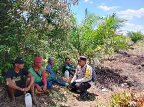 Bhabinkamtibmas Lenggadai Hilir Gelar Cooling System Demi Wujudkan Pilkada Damai di Rokan Hilir