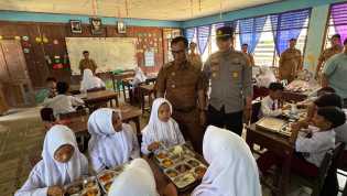 Kapolsek Singingi Hilir Pantau Program Makan Bergizi Gratis untuk 791 Murid
