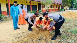 Polsek Rimba Melintang dan Pelajar SMKN 1 Tanam Pohon Dukung Program Kapolda Riau