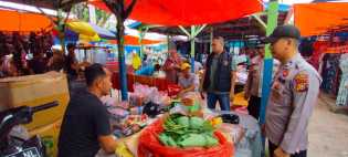 Cooling System Pemilu 2024, Aiptu Boy Hendri Saputra Ingatkan Masyarakat Antisipasi Uang Palsu di Pasar Desa Pantai Raja