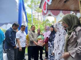 Wako Pekanbaru Salurkan Bantuan Pangan Bagi 400 KK Rawan Pangan