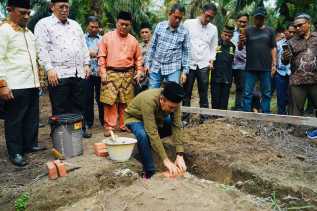 Gubri Lakukan Peletakan Batu Pertama Pembangunan Ponpes Alkawakib Dusun Muda Desa Pamasi