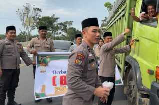 Berkah Ramadhan, Polsek Tambang Bagikan Takjil Gratis di Jalan Lintas Pekanbaru-Bangkinang