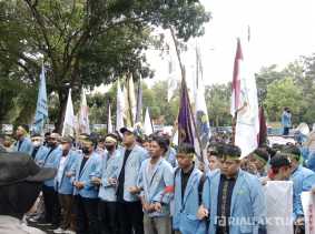 Tolak UU Ciptaker, Mahasiswa Universitas Riau Geruduk DPRD Riau