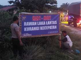 Polsek Singingi Pasang Spanduk Peringatan dan Fasilitas Rest Area untuk Tingkatkan Keselamatan Lalu Lintas