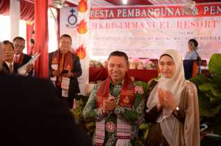 Di Tengah Jemaat HKBP, Gubri Abdul Wahid Tegaskan Komitmen Toleransi Beragama