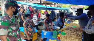 Personil Polsek Bandar Sei Kijang Turun Kelapangan Bagikan Masyarakat Masker Gratis