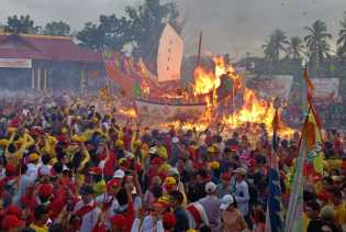 Festival Bakar Tongkang di Riau Sedot Puluhan Ribu Wisatawan