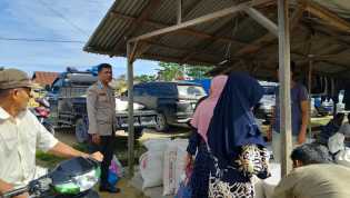 Bhabinkamtibmas Karya Mukti Gelar Cooling System di Pasar Suka Damai Jelang Pilkada