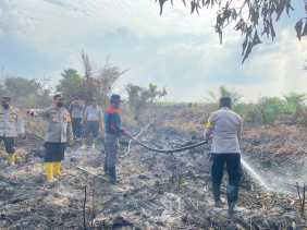 311 Hektare Lahan Terbakar, Wakapolres Inhu Berjibaku Padamkan Api