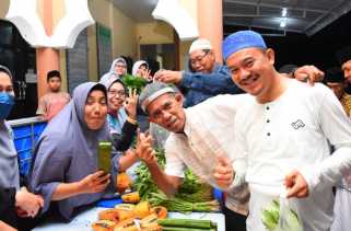 DWP DLH Bagikan Sayur Gratis ke Jemaah Masjid Jamik Kelapapati Laut 