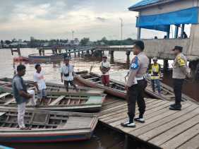 Imbauan Kapolsek Gaung untuk Penambang Sampan Penyeberangan di Desa Lahang Baru