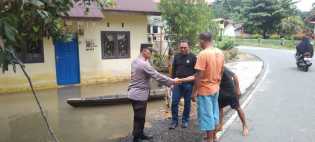Polsek XIII Koto Kampar Patroli Banjir Sambil Cooling Sistem Pemilu Damai