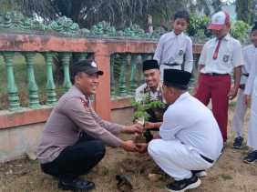 Tanam Pohon di SDN 007, Polsek LBJ Bentuk Gen Z Peduli Alam