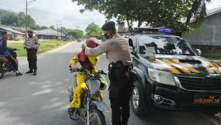 Polsek Pangkalan Kuras Berikan Masker dan Sosialisasi Kepada Masyarakat yang Abai Prokes