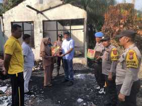 Polsek Rengat Barat Salurkan Bantuan untuk Korban Kebakaran di Desa Kota Lama
